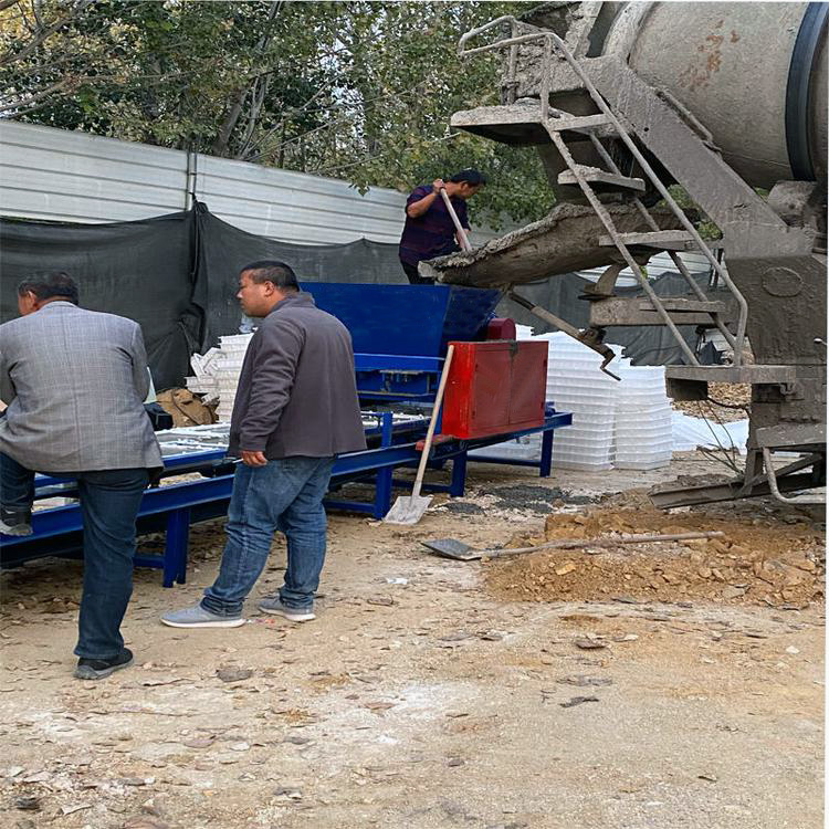 現(xiàn)場罐車正常出料，進入到預制件設備料斗內(nèi)